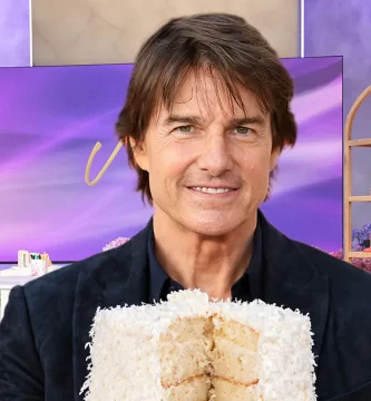 Tom Cruise presents his well-known coconut cake to the whole viewers in the course of the “Jennifer Hudson Present” 2 Tom Cruise offers his famous coconut cake to the entire audience during the “Jennifer Hudson Show”