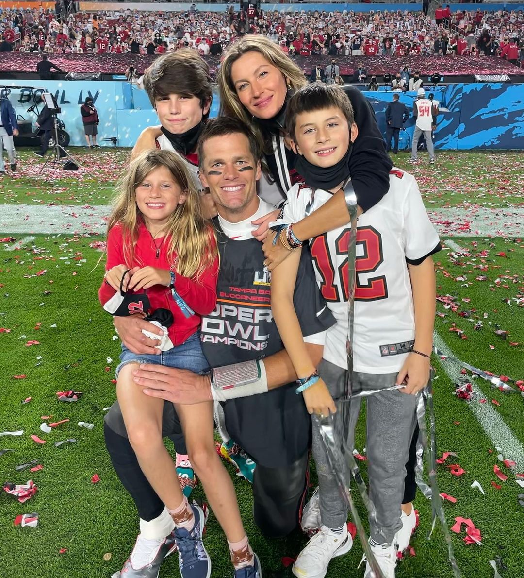 In 2018, Gisele Bundchen wrote a letter to Tom Brady, begging him to retire. 2 gisele fam1