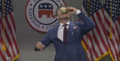 'SNL': Pete Hegseth Drinks 'Spider-Man's New Non-Alcoholic feminine canine Beer' 40 'SNL': Pete Hegseth Drinks 'Spider-Man's New Non-Alcoholic female dog Beer'