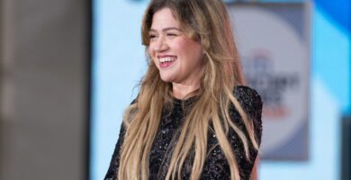 Kelly Clarkson Claims Brooklyn Magic Store Handled Her Badly: 'You are an Fool' 5 Kelly Clarkson Claims Brooklyn Magic Shop Treated Her Badly: 'You're an Idiot'