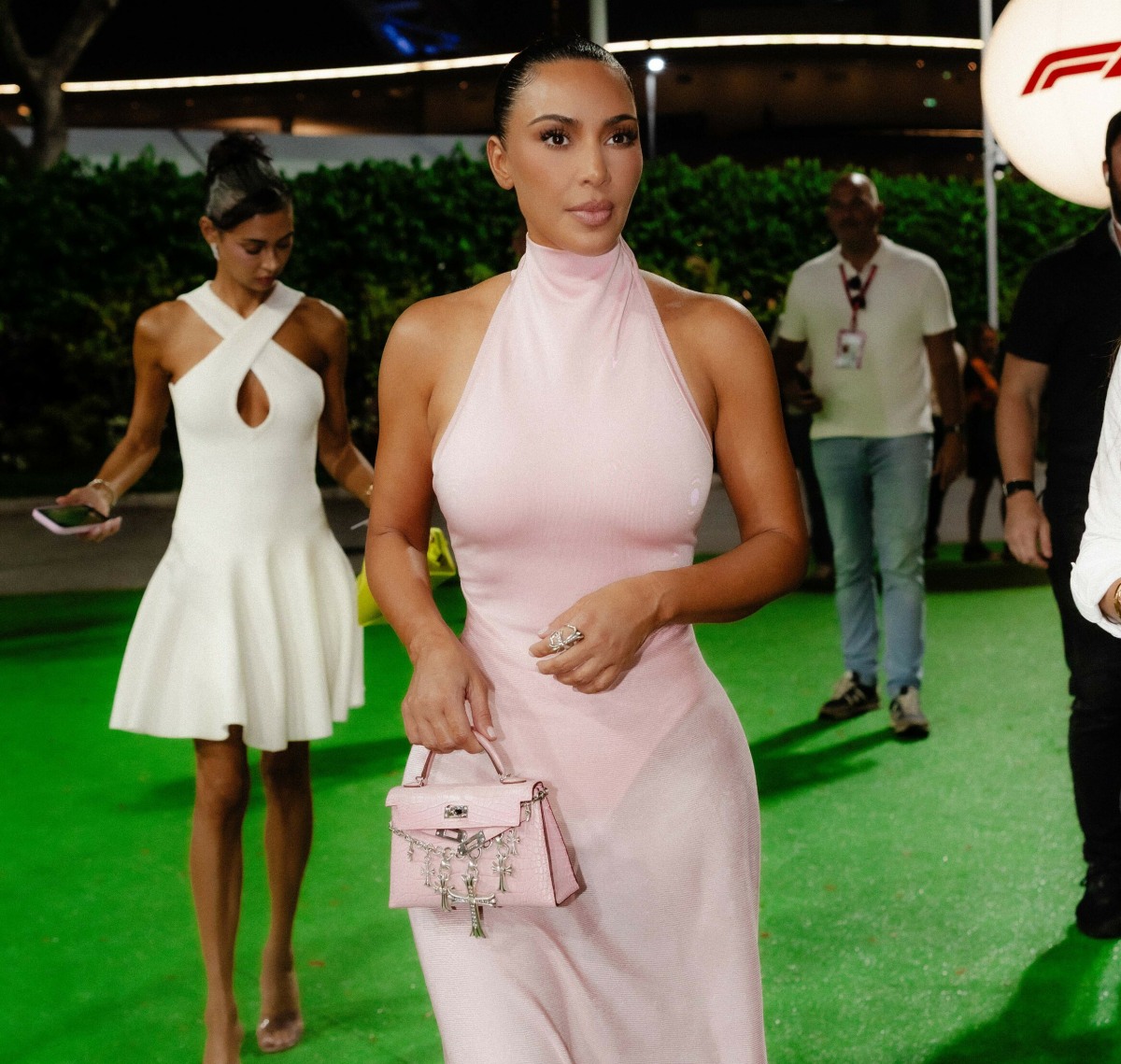 Hyperlinks “Kim Kardashian wore a pink Alaïa on the Singapore Grand Prix” 1 BGUS 3712145 022