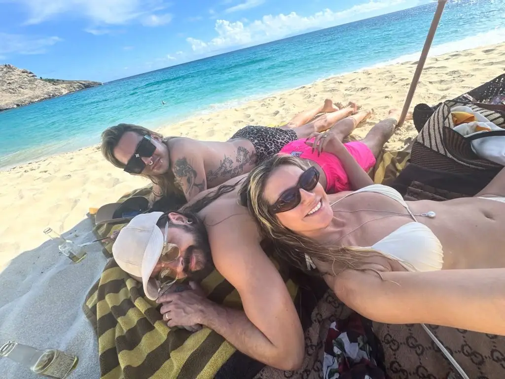 Heidi Klum with two people selfie lying on the beach