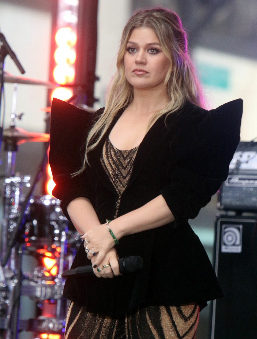 Kelly Clarkson Claims Brooklyn Magic Store Handled Her Badly: 'You are an Fool' 1 coverimages53071608