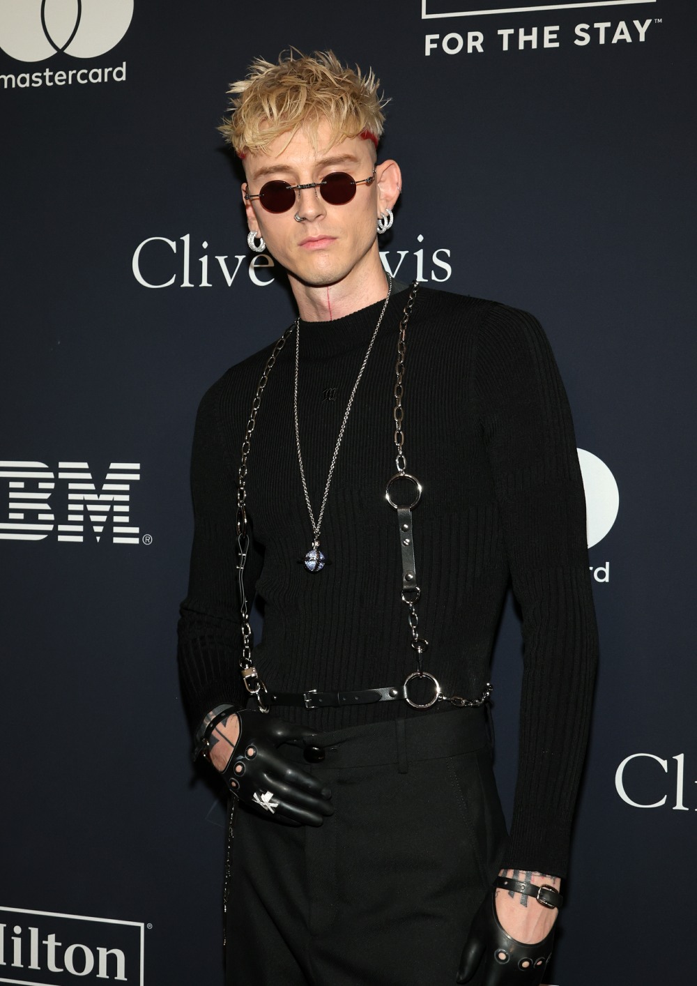 “Dakota Johnson and Machine Gun Kelly are actually courting now, ugh” hyperlinks 1 coverimages53424393