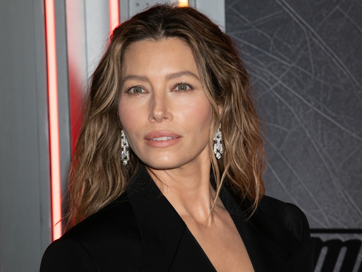 Hyperlinks “Jessica Biel wore sheer Dolce & Gabbana to a New York premiere” 1 coverimages56076130