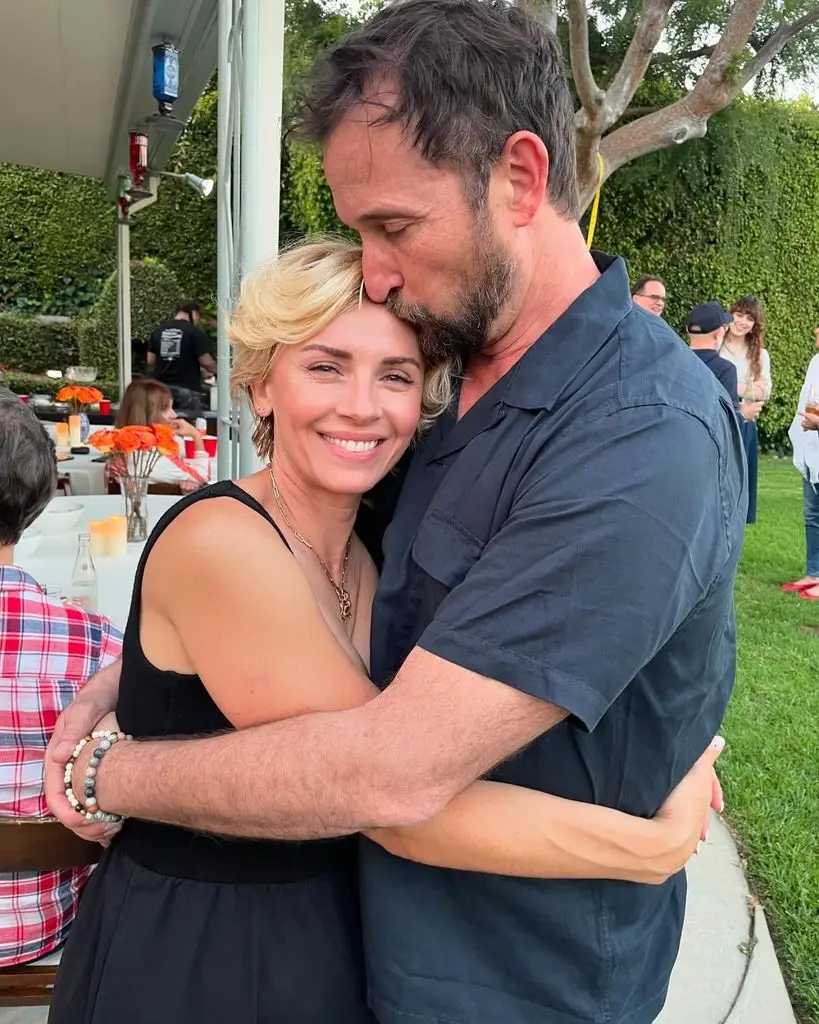 Noah Sara Wyle hug and fuck